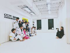 -菠萝格斗巴西柔术训练馆