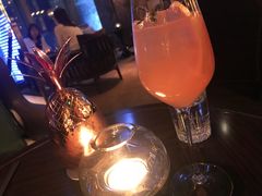 B52&nbsp;重调鸡尾酒&nbsp;。B-52是鸡尾酒中喝法比较独特的一种，要配上短吸管，餐巾纸和打火机。喝的时候把酒点燃，用吸管一口气喝完，可体验到先冷后热那种冰火两重天的感觉。-四季酒店·空中花园 Aria on 9