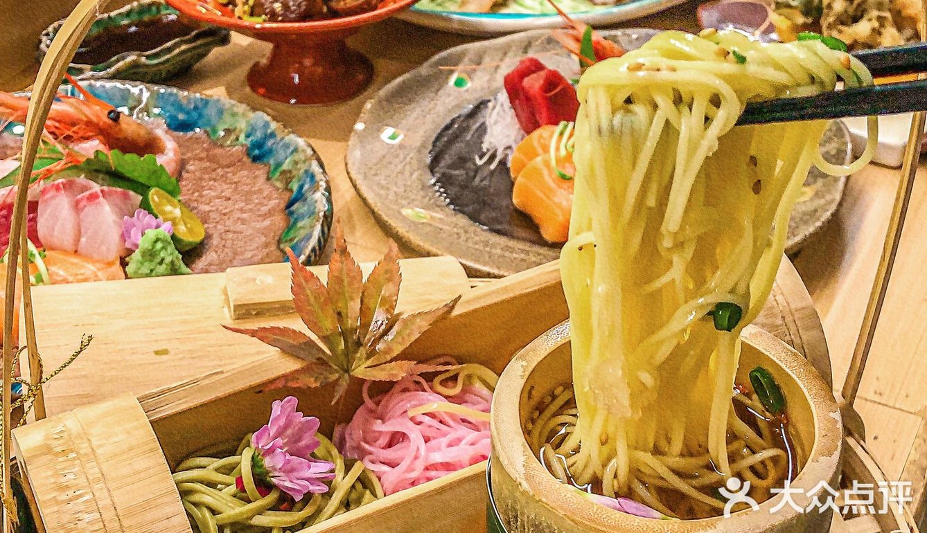 没人能拒绝这碗满满刺身的竹筒饭！没有人！