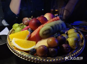 地址三里屯附近，玛莎拉蒂车专卖店对面 环境沙发区域