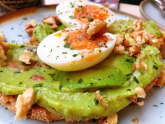 牛油果煮蛋吐司-RAC BAR(安福路店)