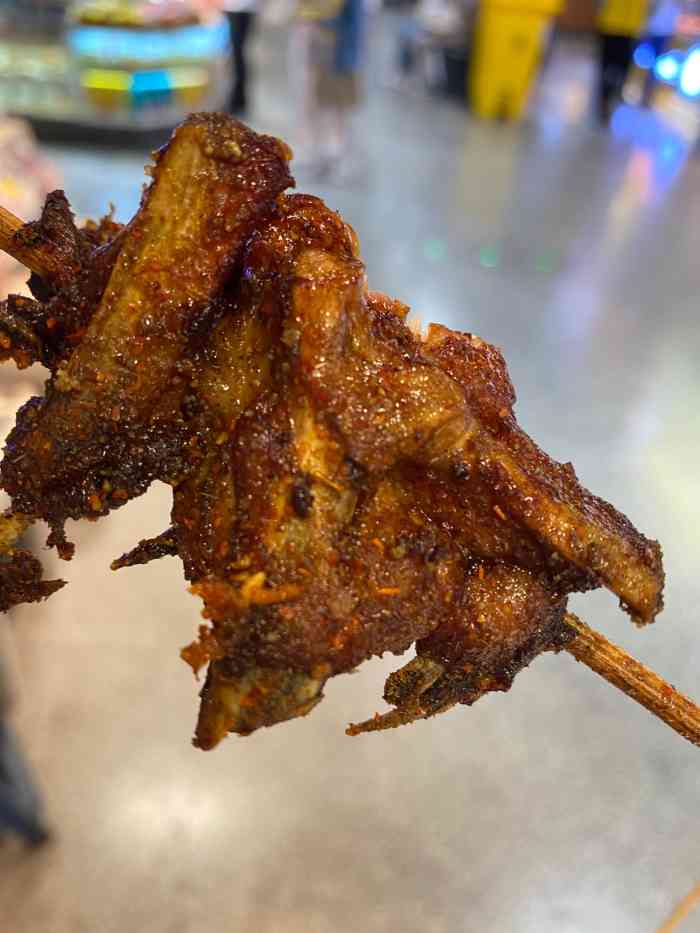 兴隆的qq鸡架是很有名啦,吃了很多年了,但是感觉是越来越小越来越干吧