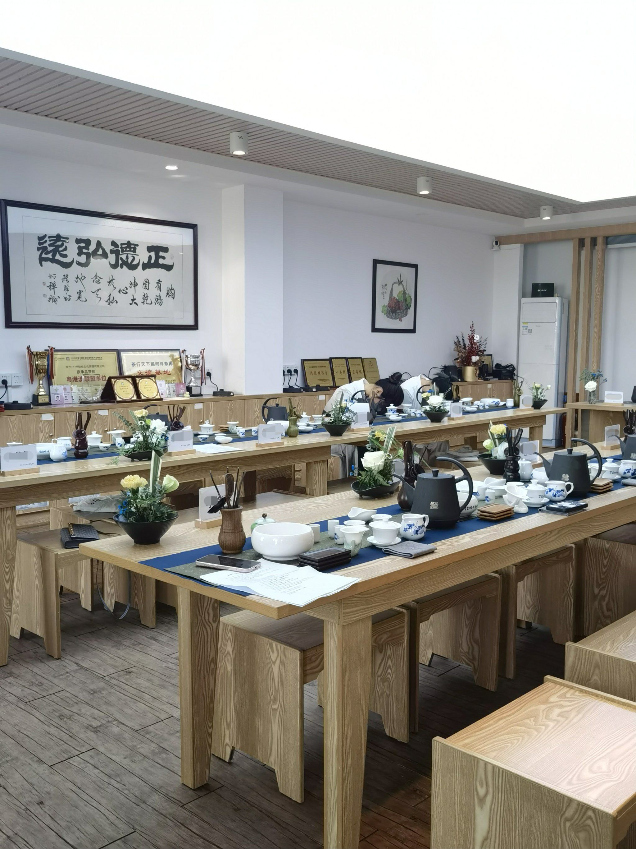 浅浅的了解了一下茶艺
 茶艺教室装修布置很讲究,尽显中式美学的