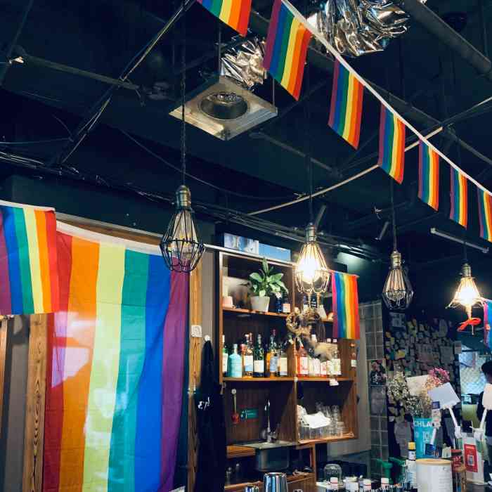 mx·音乐酒吧-"是一个非常隐蔽的小酒吧,里面有蛮多的游戏.