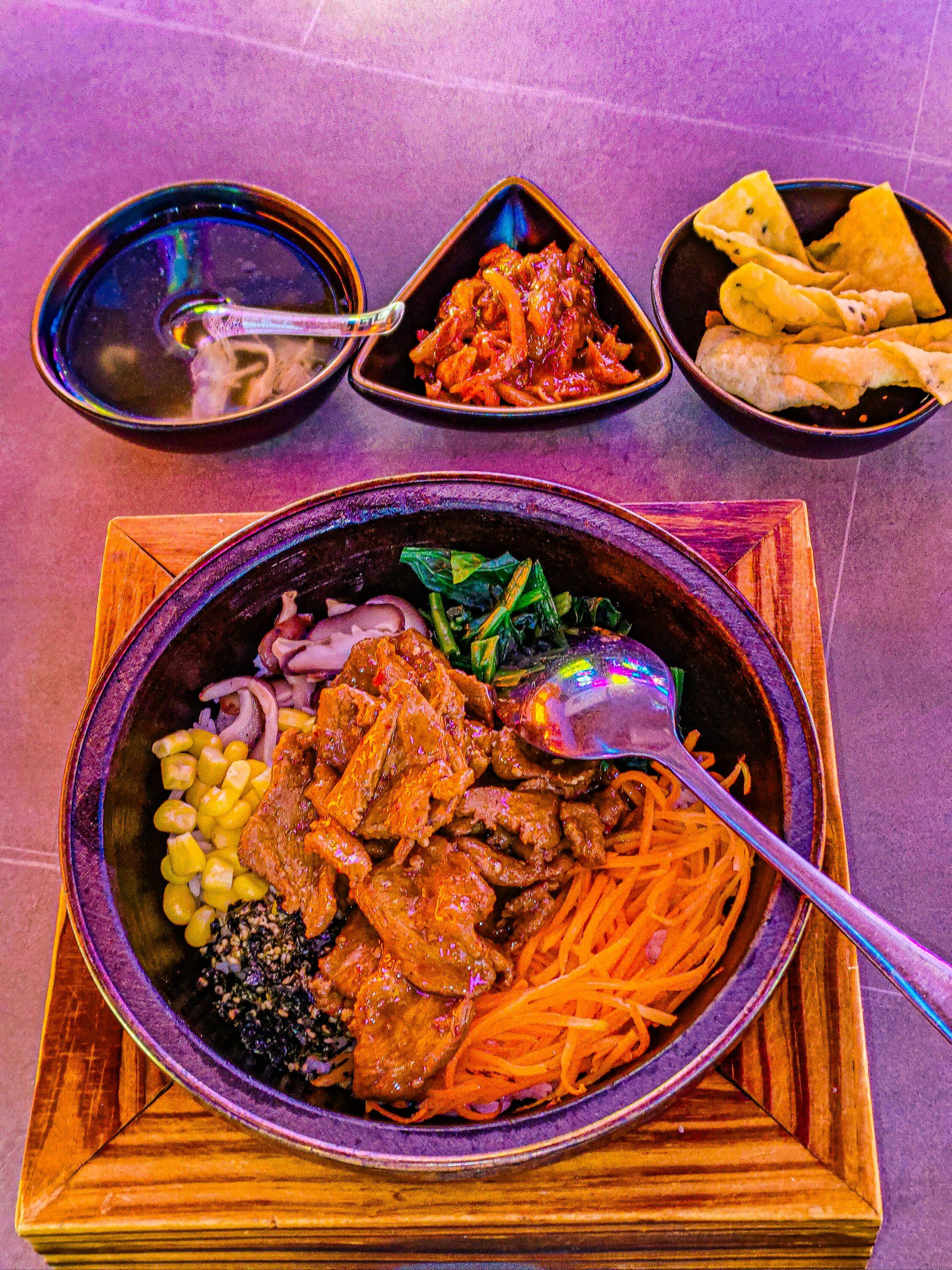出去吃个单人餐.首先,来一份巴西烤肉石锅拌饭吧