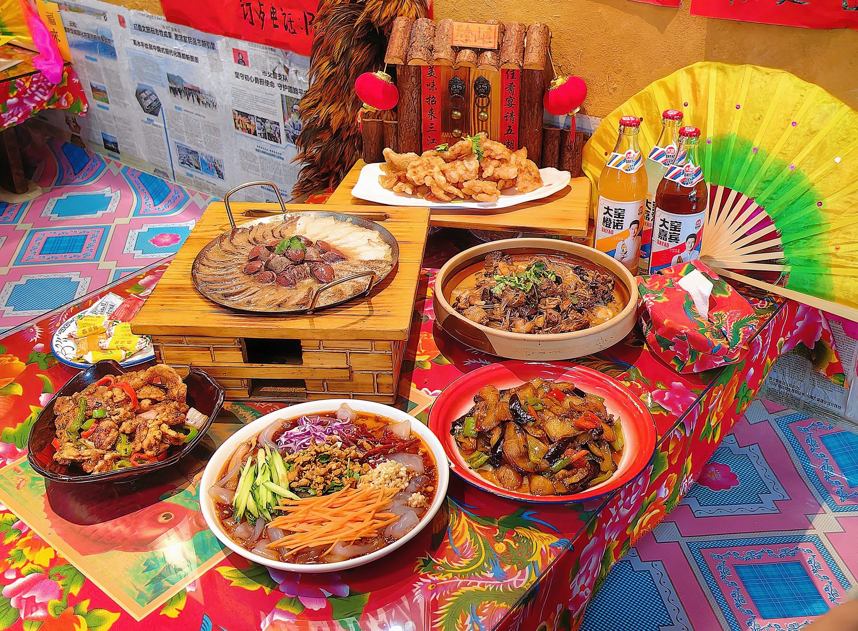 东北菜馆的热炕头美食盛宴✨