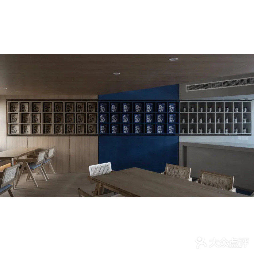 IBK咖啡店里的蓝色工业风