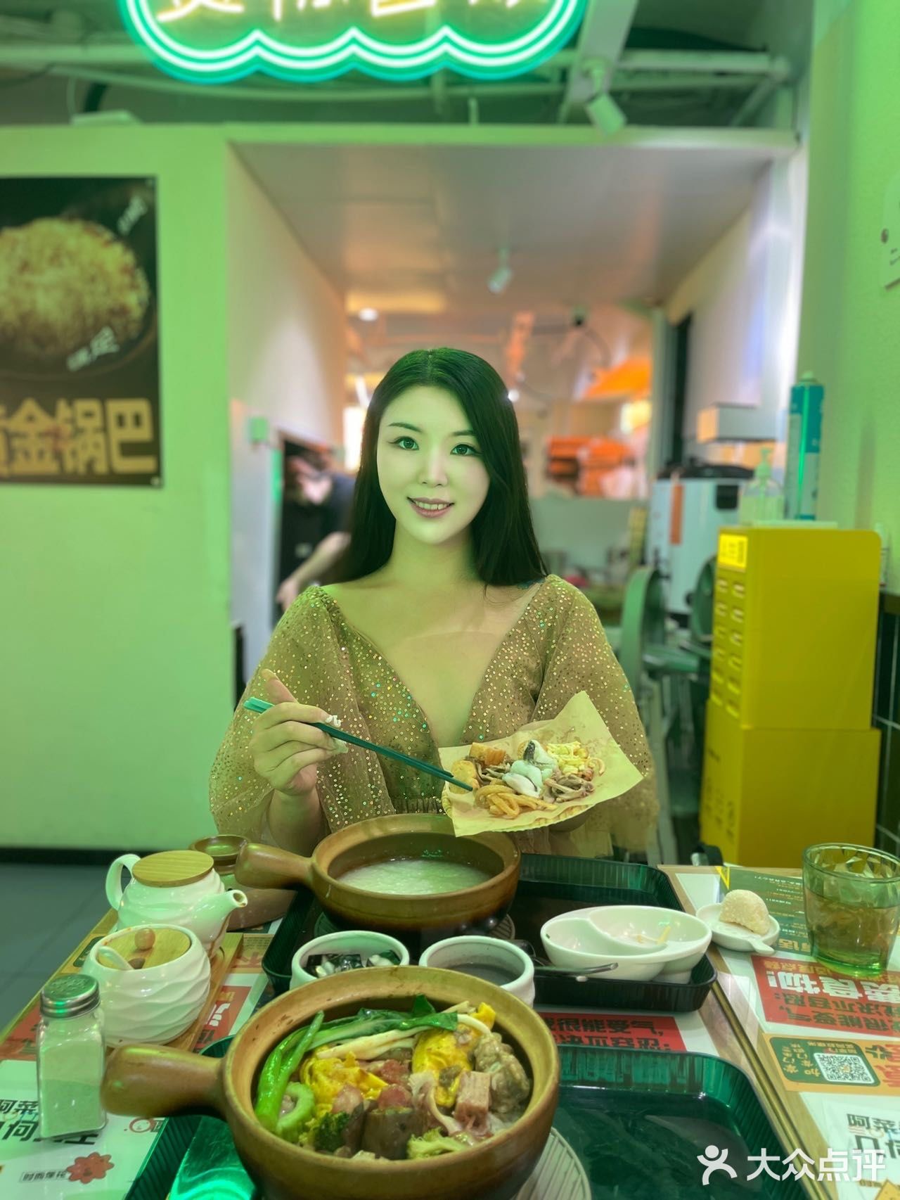 ·煲仔饭菜比饭多，吃起来才过瘾！