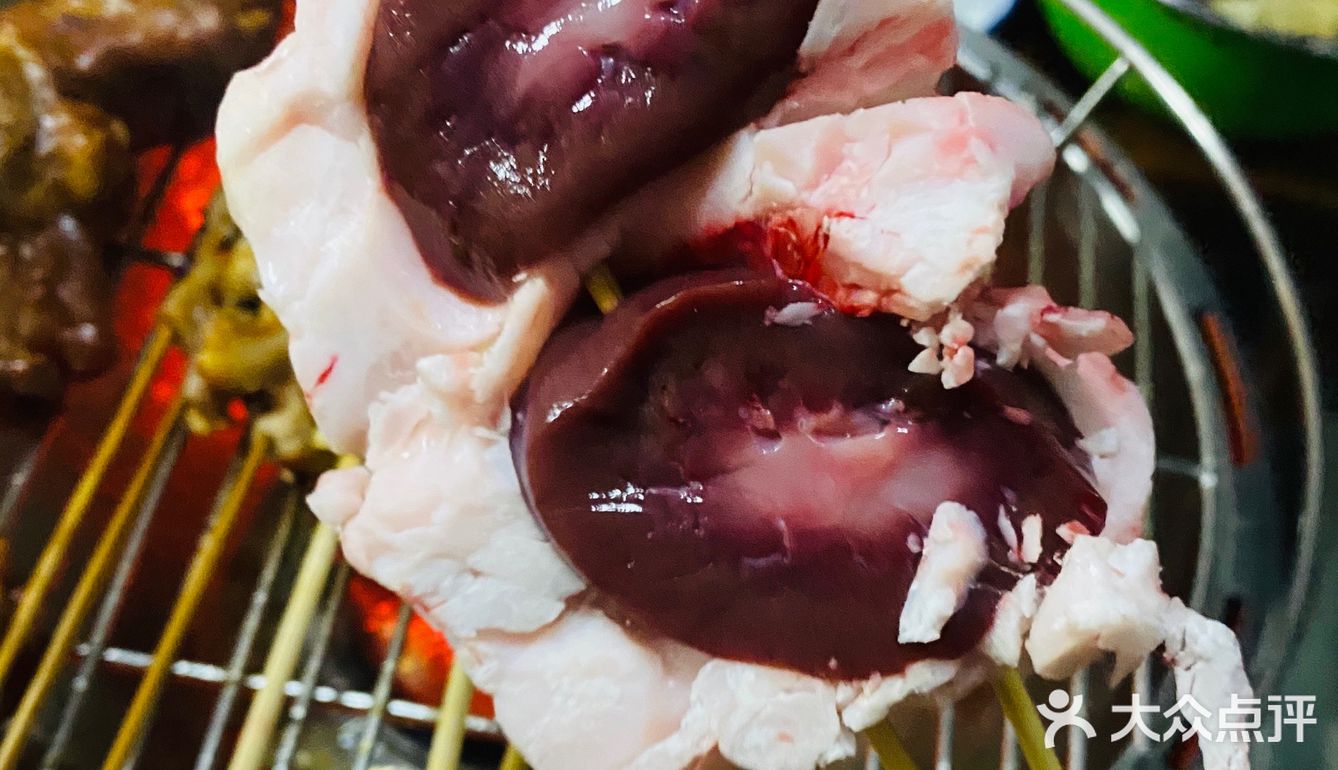 去烧烤店买了点羊肉串，大腰子，羊排，花了300多块钱…