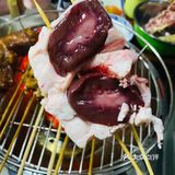 去烧烤店买了点羊肉串，大腰子，羊排，花了300多块钱…