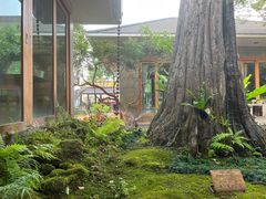 -Chom Cafe and Restaurant