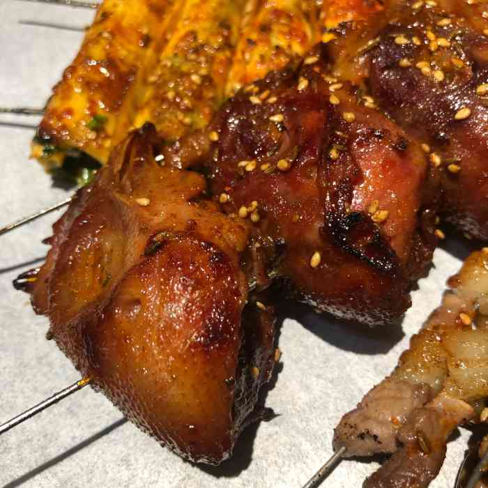 喜子烧烤(东升店)-"逛街走累了歇会儿还行,不知道为啥那么火.