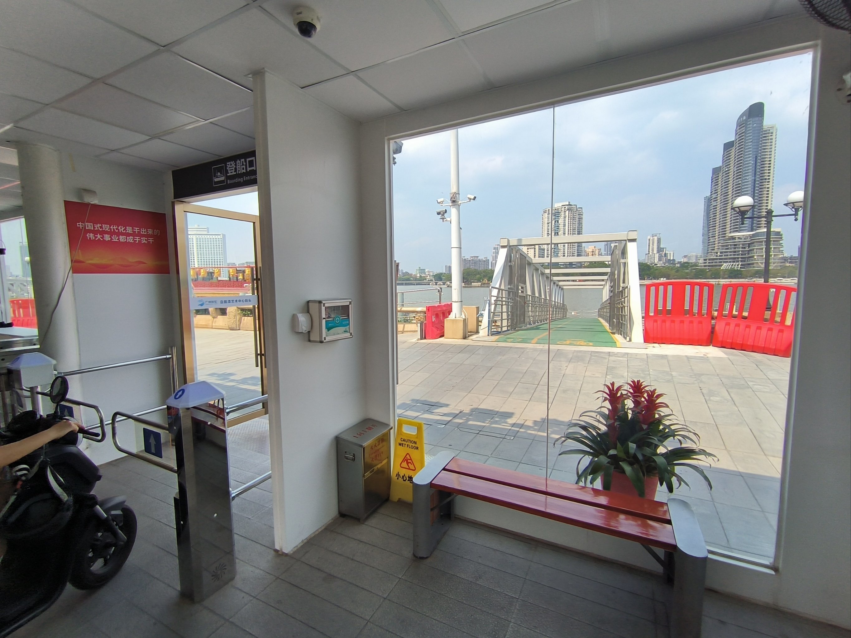 2元的过江渡轮,连接沙面和白鹅潭