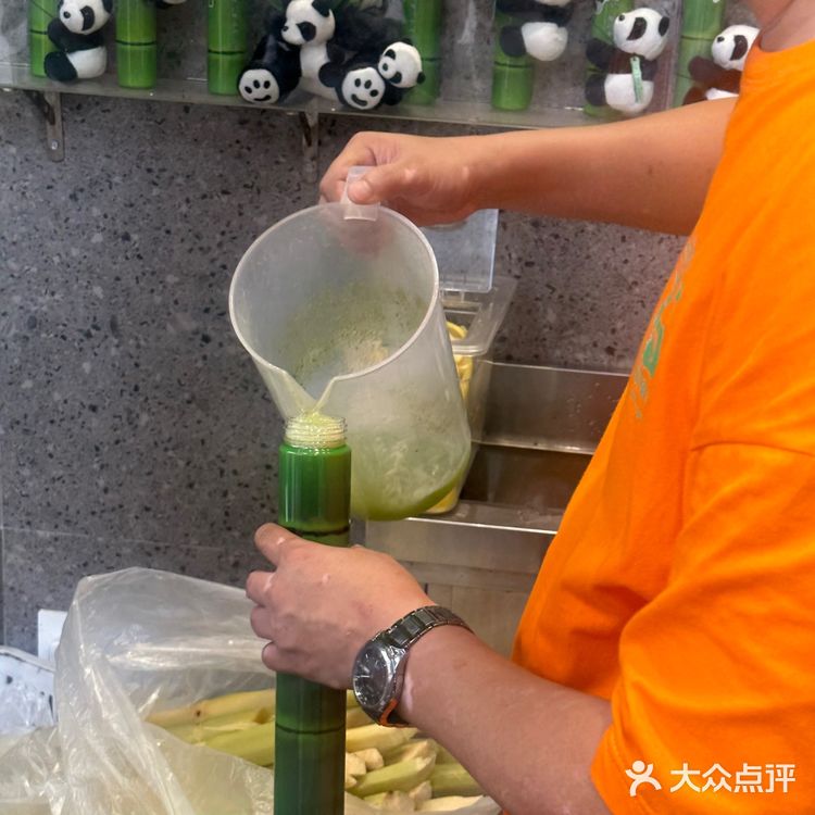 在中山路这家片仔癀草甘蔗汁 真的很不错 新鲜现榨的果汁