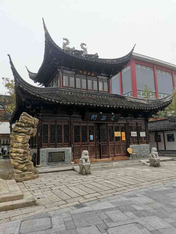 除了每年三月半圣堂庙庙会会热闹个十几天,其余大多数时候她都是一