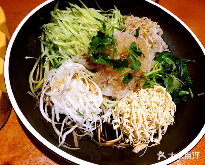 最东北民俗风情饭店(建河街店)大盘凉菜图片