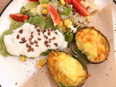 牛油果烤鸡蛋-A30 BISTRO