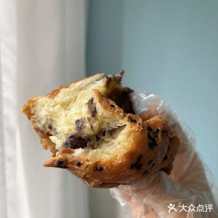 牛乳卡仕好大一个 可以让店员切四块喔