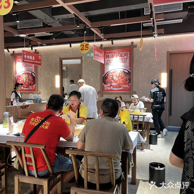 深圳沙井新开的陈双财烧烤，排队也要吃。。。