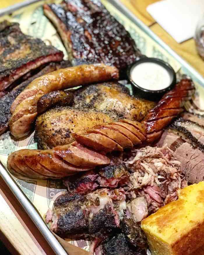 本垒美式烤肉(桐梓林紫荆店)-"中的一百元代金券. 位置在神仙树这边,.