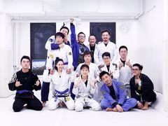 -菠萝格斗巴西柔术训练馆