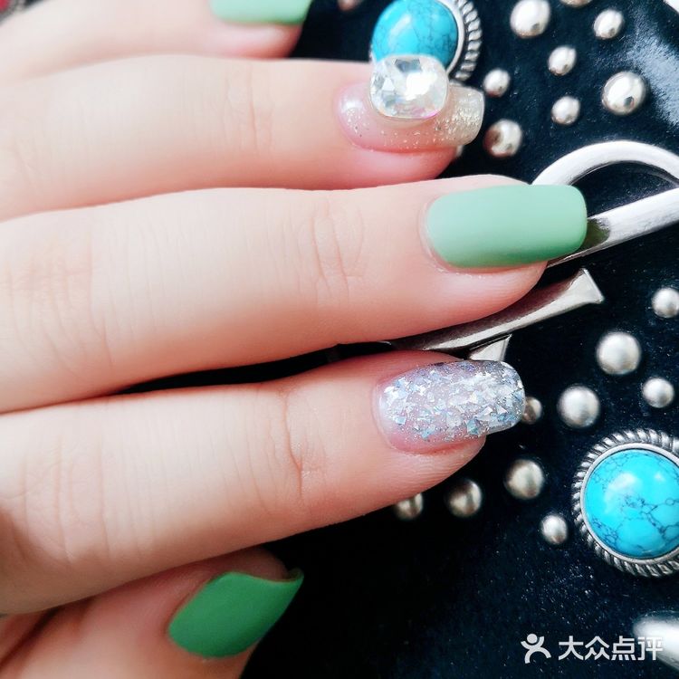 绿色的夏天，你需要一个清新显白的美甲[加油]