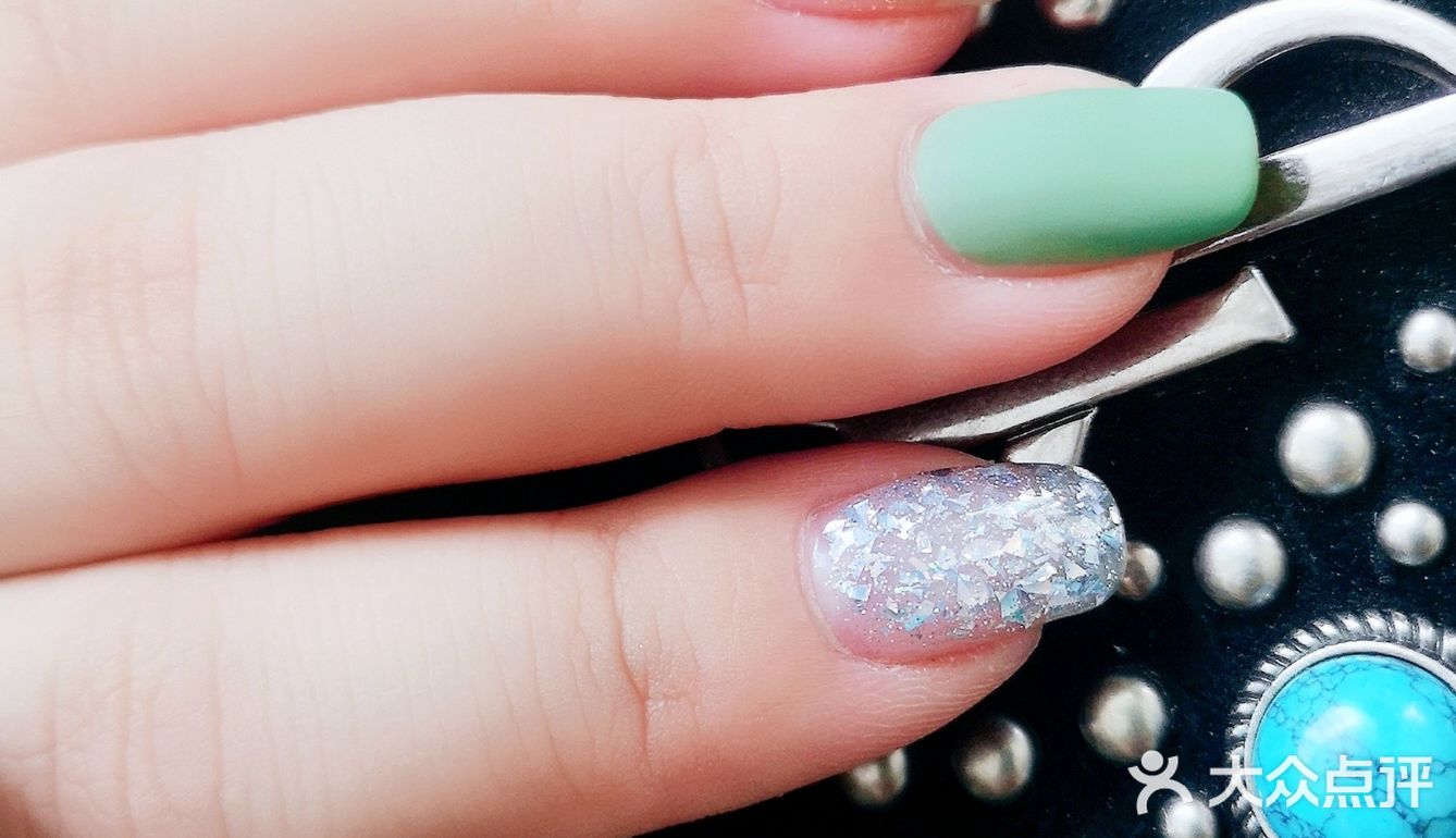 绿色的夏天，你需要一个清新显白的美甲[加油]