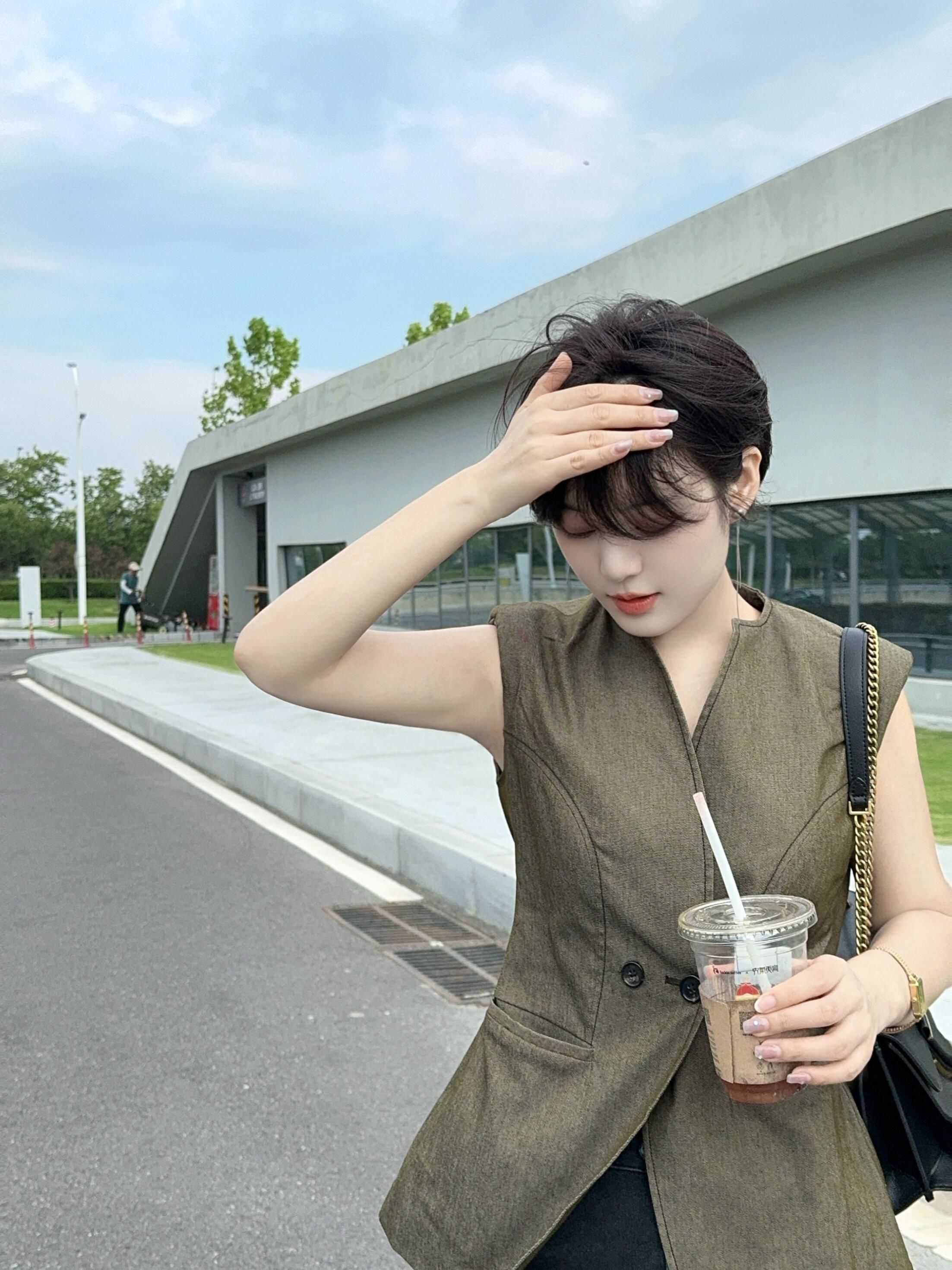 矮个子短发造型女