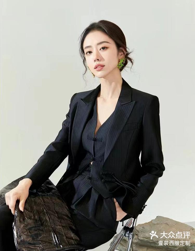 素色新中式的西装霸道女总裁风格