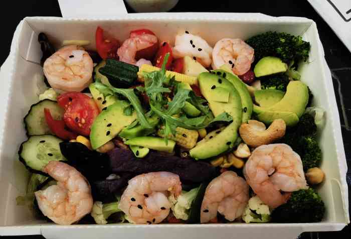 my轻食沙拉(尚峰美食城)-"轻食沙拉很轻食,这家店装修的还可以,但是.