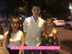 7月14日影视演员王雷光临本店就餐并合影-大理.老字号渝记酸萝卜乌鱼(古城总店)