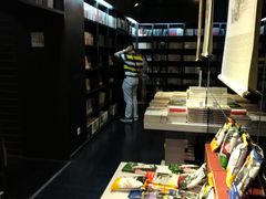 -钟书阁(松江泰晤士小镇店)