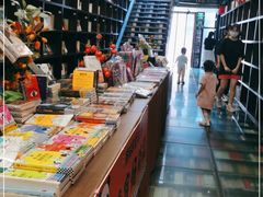 -钟书阁(松江泰晤士小镇店)