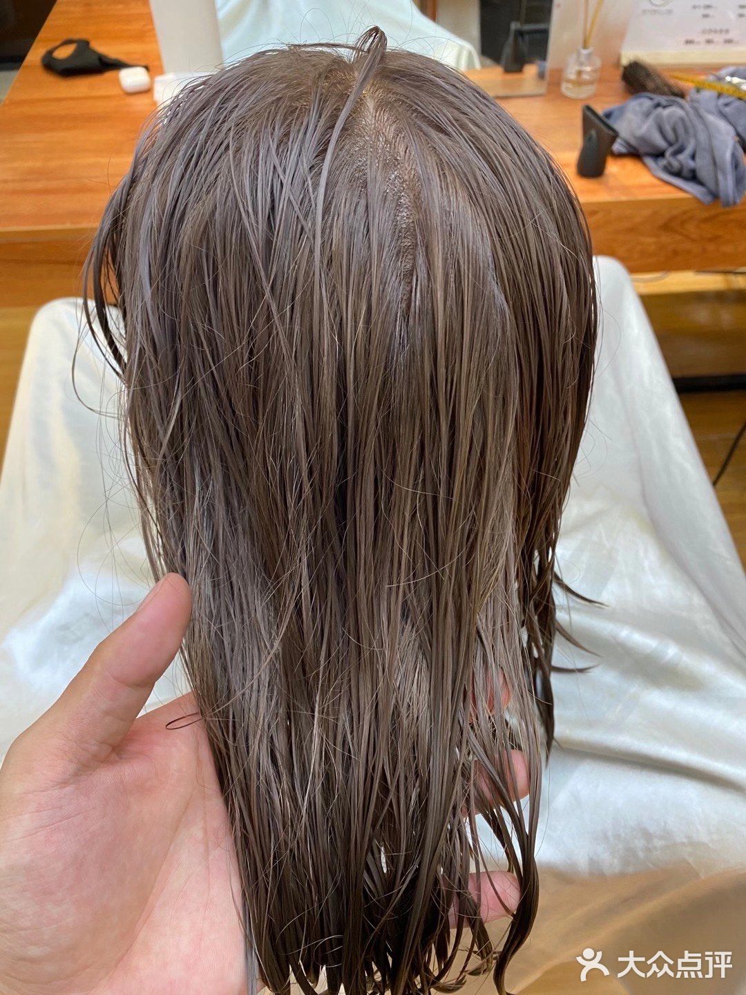 超级显白的发色。