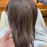 超级显白的发色。