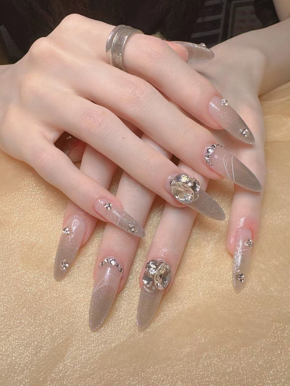 银色猫眼渐变美甲