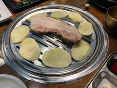 厚切五花肉-·缸桶屋·韩式牛肋条自助烤肉(西湖D11店)