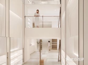 设计语言展现在舞台、灯光、主角 由外到内，地板成为主