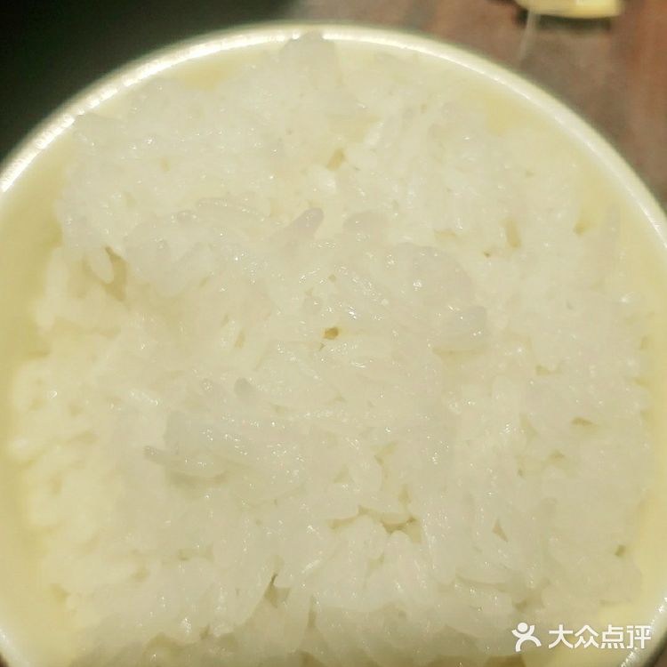 干净明亮，进门让人舒畅。服务：服务主动热情