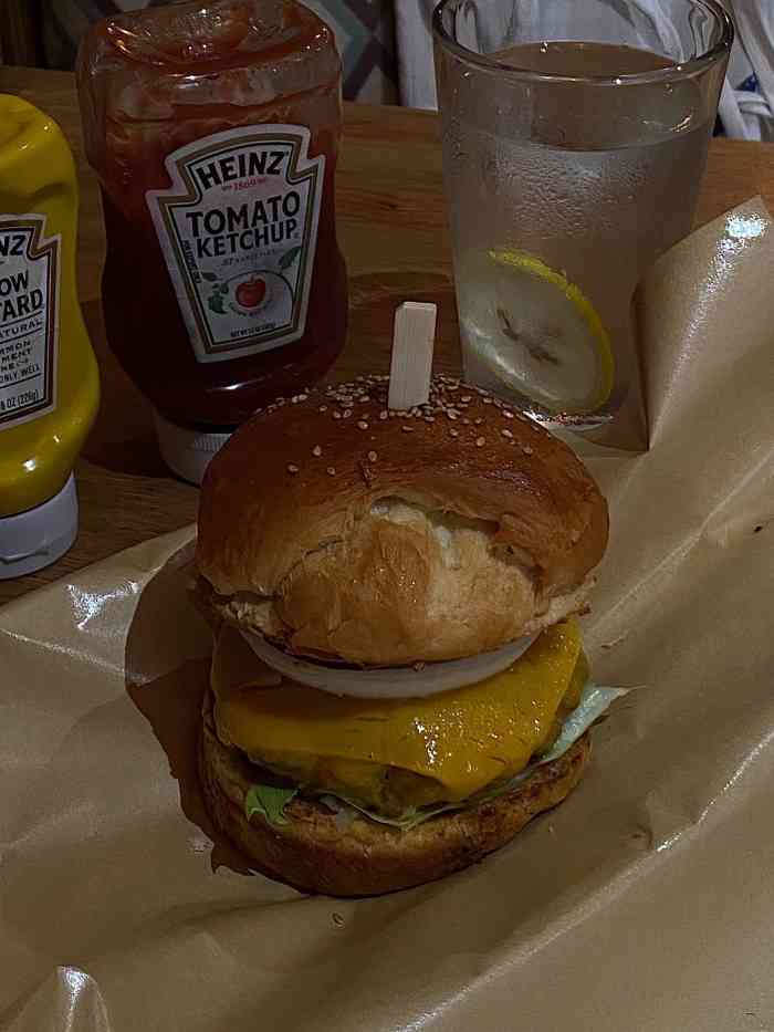 lone star 孤星汉堡-"位置比较偏,跟着导航能找到.店面不大,.