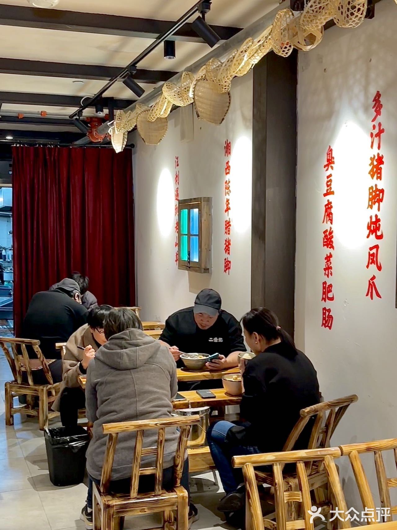 杭州这家店吃饭居然不用桌子，绝了！