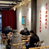 杭州这家店吃饭居然不用桌子，绝了！