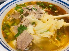 牛肉刀削面-破瓦寒窑·地摊烤羊排