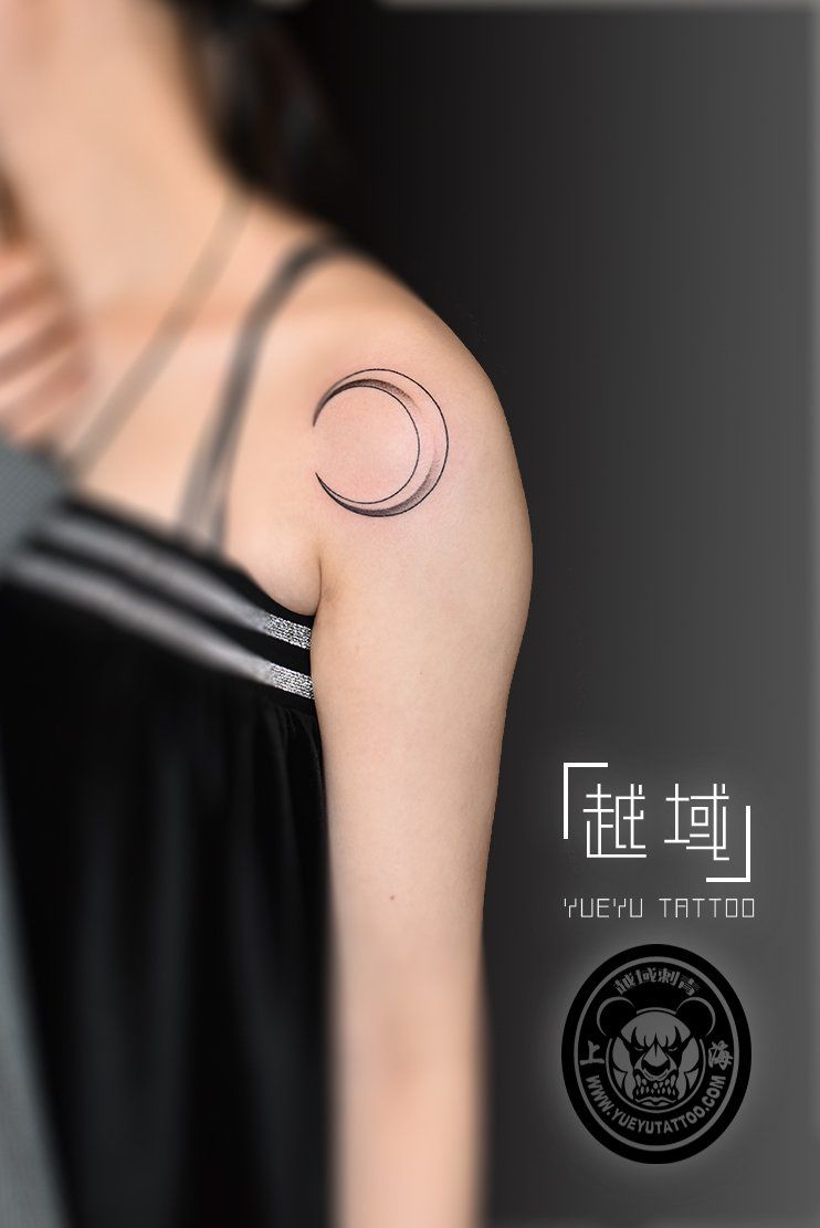 肩膀月亮纹身图案