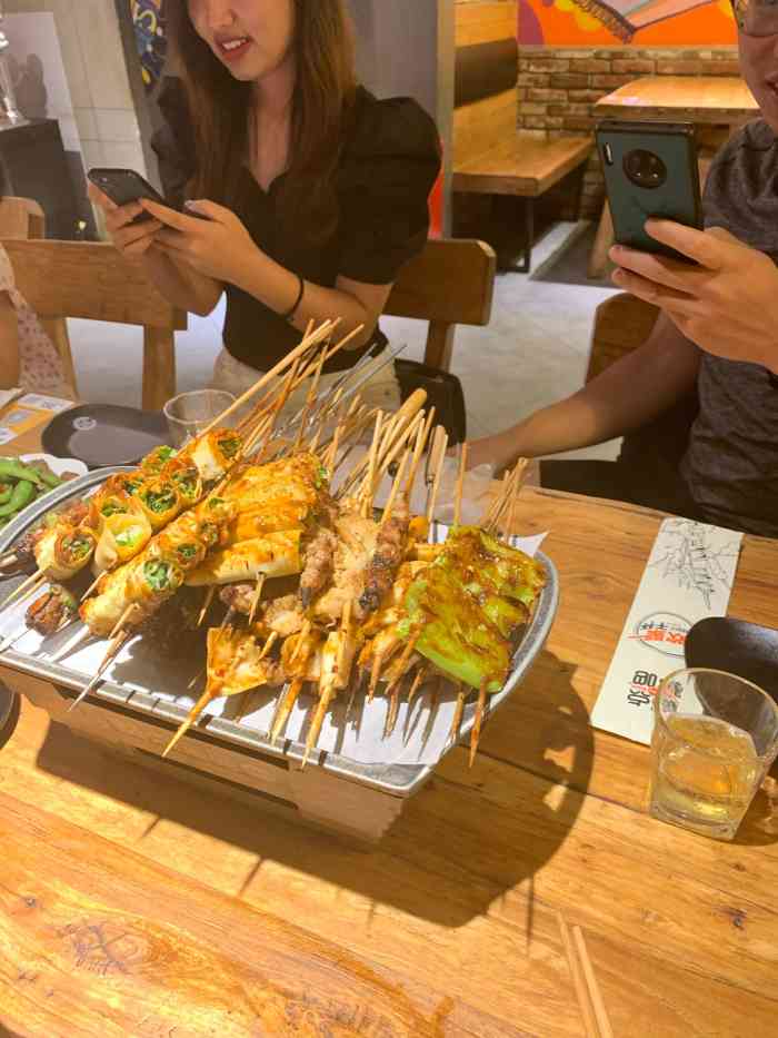 打分 同学聚会,想吃烧烤,找到了这家,位置很方便,烧烤的分量很大,味道