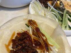 孜然羊肉松配京葱及自制薄饼-港丽餐厅(高德置地店)