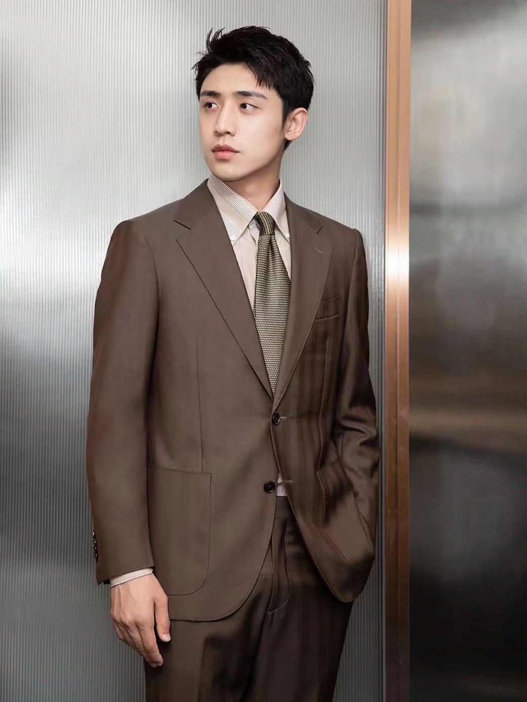 儒雅摩登的大地色系西服