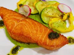 香草焗三文鱼配西兰花酱-théATRE茶聚场·餐厅(环球金融中心店)