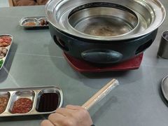 -围炉肉舍•炭烤活鳗•丹东海鲜烤肉(步行街店)