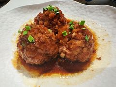 鸭蛋黄狮子头-梅飞酒家(桑园路店)